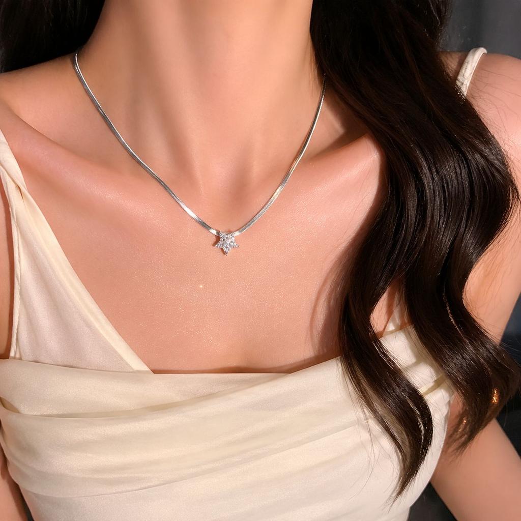 Star Snake Bone Chain for Women, Korean Style, Niche Luxury2024New Summer Collarbone Necklace Accessories