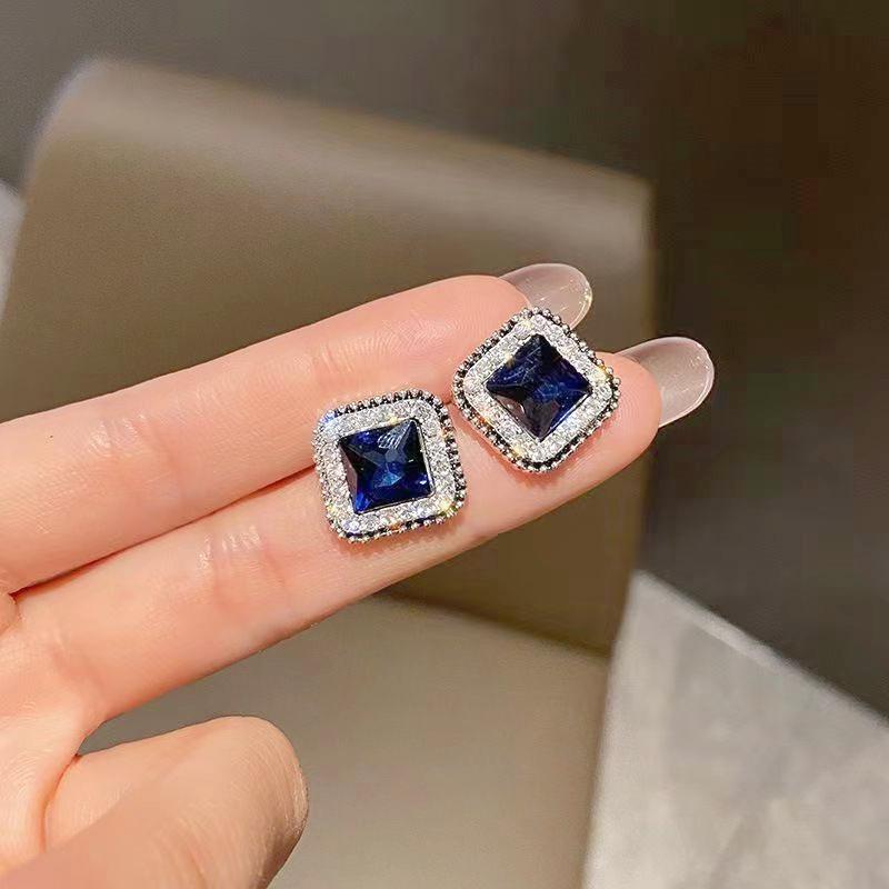 Stylish and simple square high-end stud earrings, women's geometric versatile temperament earrings, elegant and atmospheric earrings.
