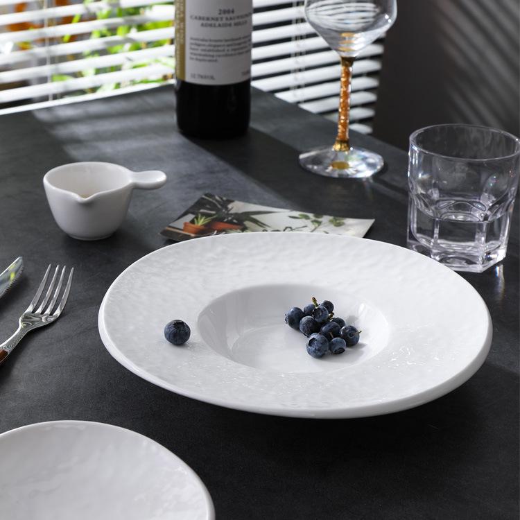 Ceramiczne talerzyki z motywem słomkowego kapelusza, malowane pod szkliwo: Talerze deserowe, do zup i makaronów o fakturze młotkowanej do użytku hotelowego