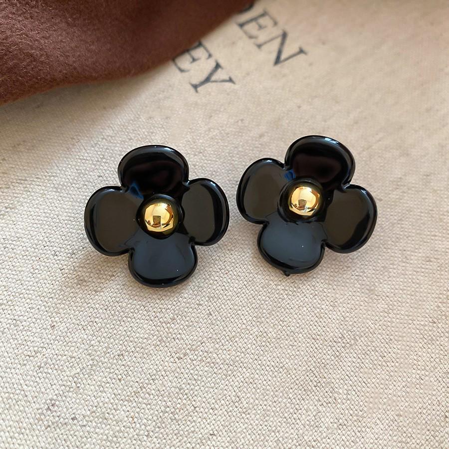 Geometrische Plissee-Ohrringe mit Glasperlen der Black Series: Elegante silberne Ohrstecker mit einem luxuriösen und vielseitigen Design.