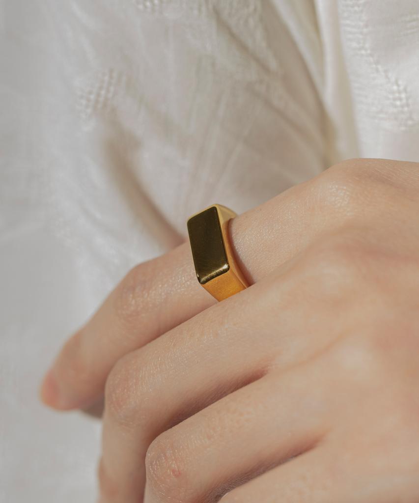 Novice Tokyo Rectangle Signet Ring [Stainless] / Gold