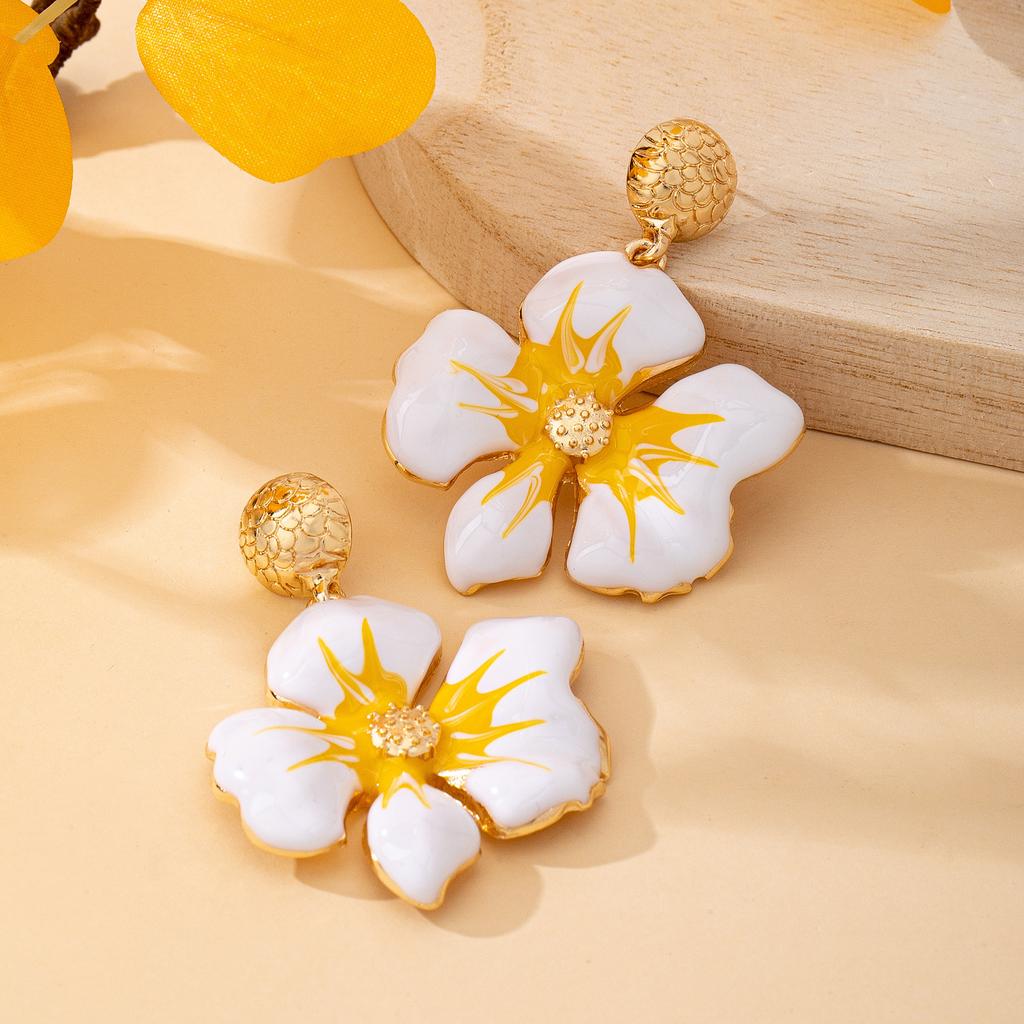 Hot Selling French Resort Style Yellow and White Enamel Flower Earrings Gold Texture Ball Light Luxury Earrings Suitable for Women