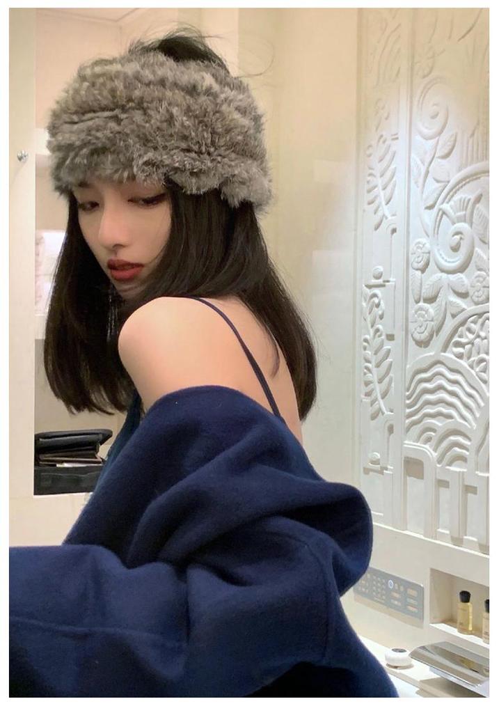Celebrity-Inspired Rabbit Fur Knitted Scarf and Plush Hat Set for Women - Autumn/Winter Trend