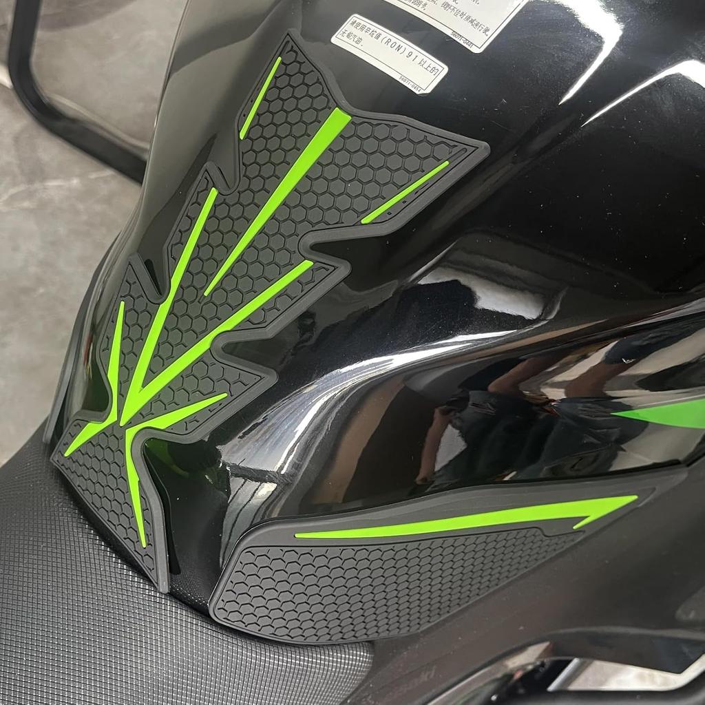 Motokano Traction Tank Pad for Ninja 400 (2018-2024), Ninja 250 (2019-2024), Z250 (2019-2024), and Z400 (2018-2024) (Black)