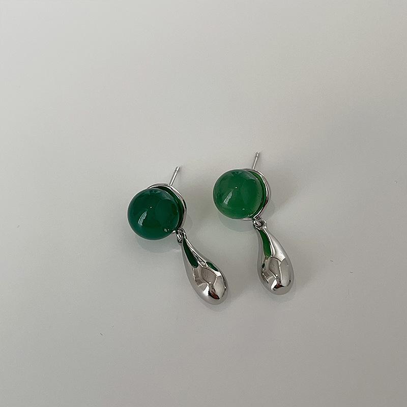 

Новые серьги-гвоздики из металла с зеленым агатом в китайском стиле для женщин, нишевый дизайн, простая индивидуальность, модные и элегантные, универсальные серьги