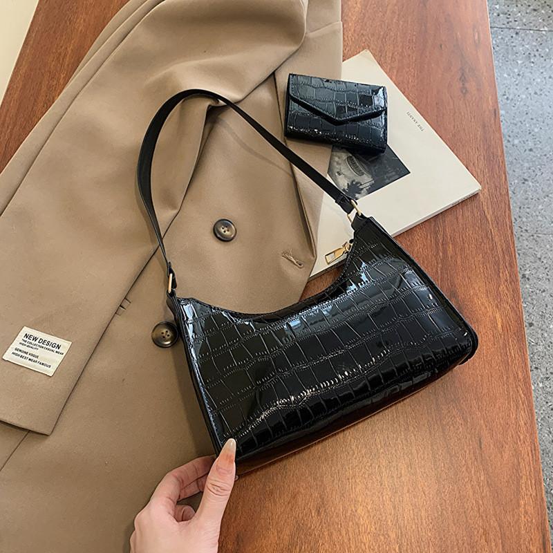 Fashionable Mid-sized Baguette Bag With Magnetic Closure For Trendy Everyday Use чёрный