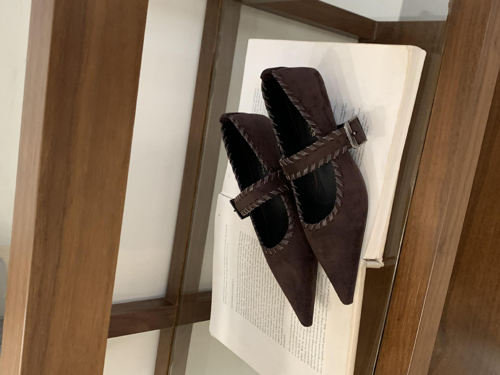 

2025 new French suede retro Mary Jane shoes women s one-word buckle with shallow mouth single shoes with skirt 39 кофейный