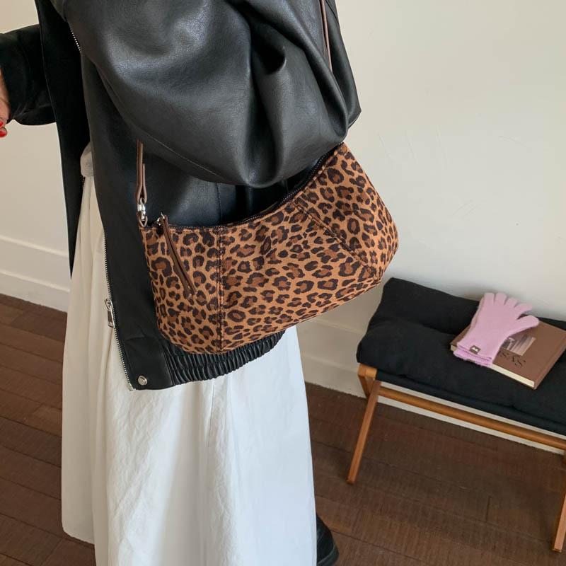 Underarm bag women's large capacity 2025 new autumn and winter retro versatile leopard print shoulder messenger bag commuter dumpling bag