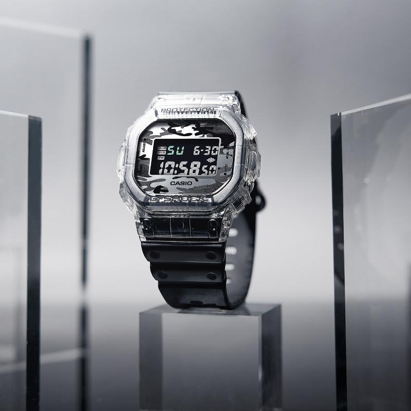 Casio G-SHOCK Erkek Reçine 200M Suya Dayanıklı Dijital Darbeye Dayanıklı Kuvars Saat DW-5600SKC-1