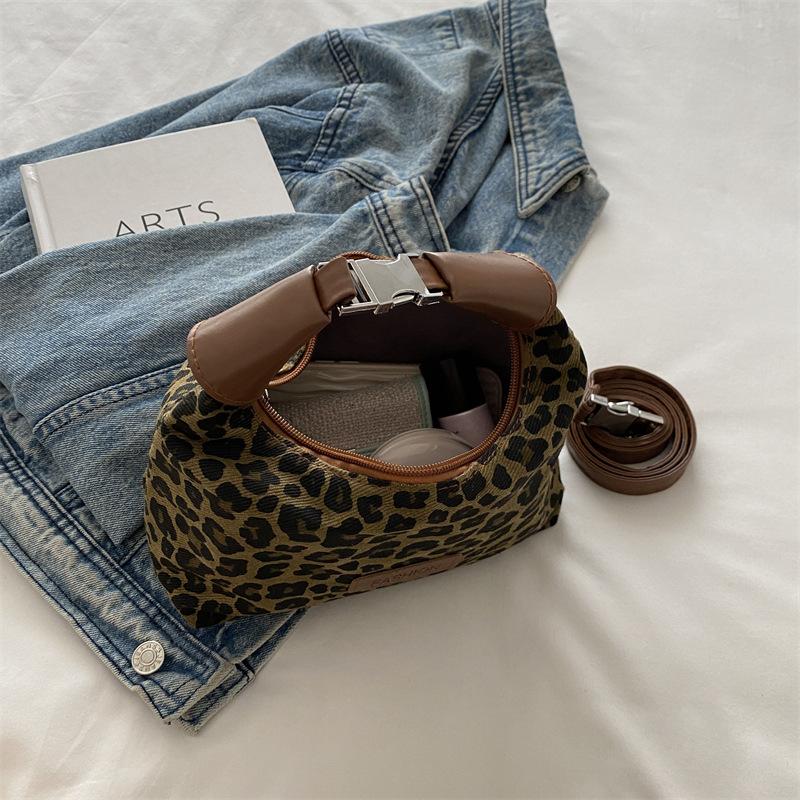 Super fire niche popular leopard print bag women's 2025 new autumn and winter versatile messenger bag fashion portable dumpling bag