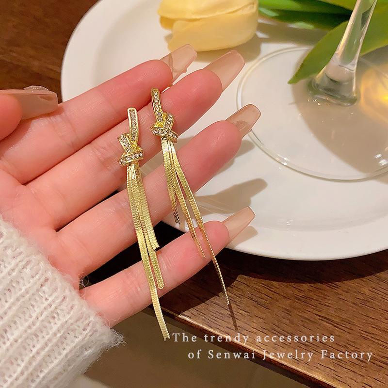 

Premium diamond fringed earrings women s light luxury temperament long rope knot earrings European and American exaggerated personalized earrings