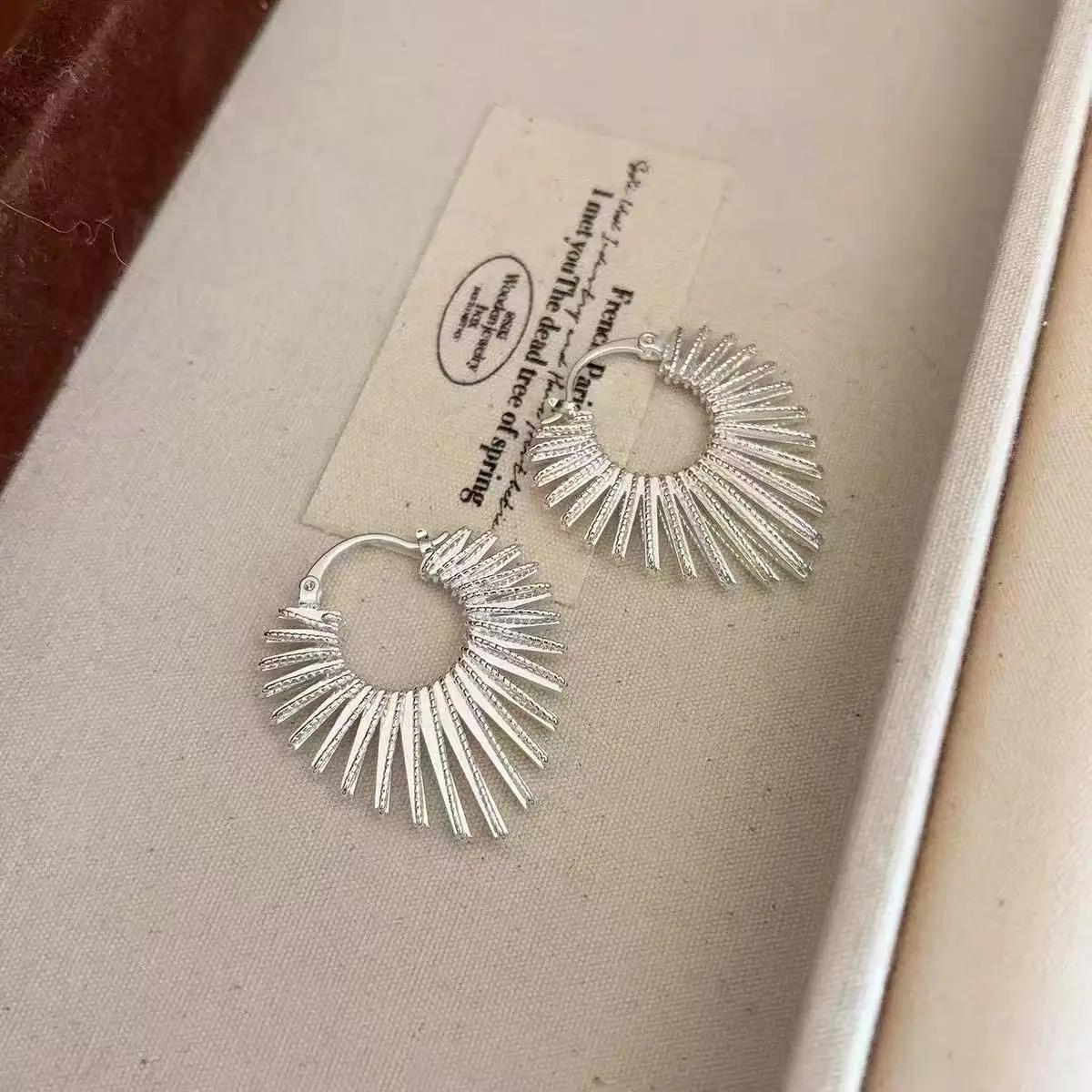 

The new best-selling line, heart-shaped female exaggerated ear buckle, is unique and high-end, with a vacation style