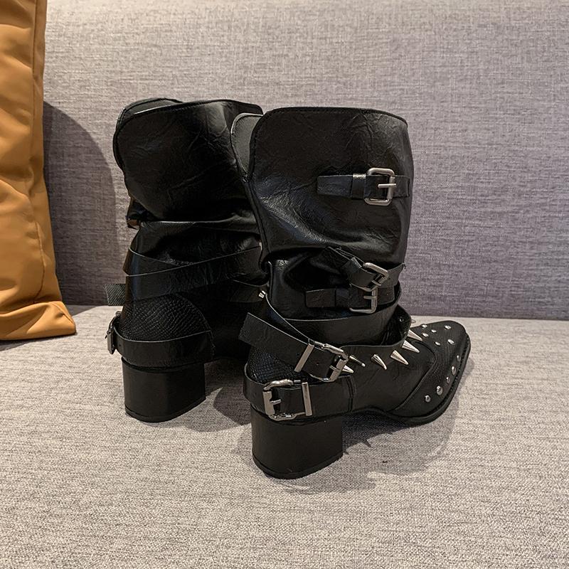 Mode Célébrité Internet Street Shooting Bottes Pointues pour Femmes Noires Rivetées Style Punk Talon Épais Bottes de Cavalier en Cuir
