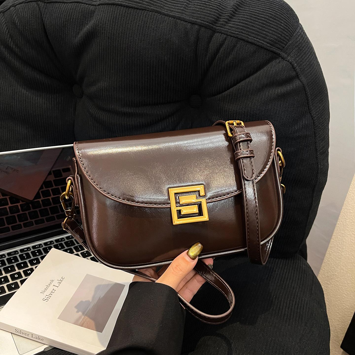 

Retro simple fashion trend shoulder bag 2025 personalized messenger bag autumn and winter new women s texture small square bag темно-коричневого