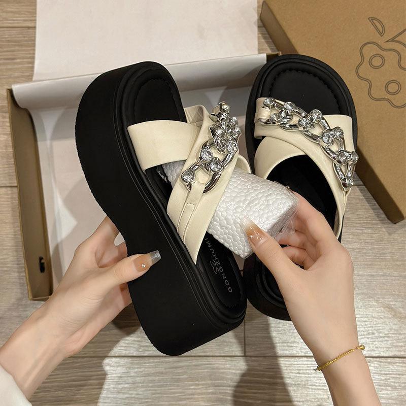 Rhinestone One-word Slippers for Women's Summer Wear 2025 New Small Man Height Increase Thick Bottom Fashion Beach Cool Slippers for Women