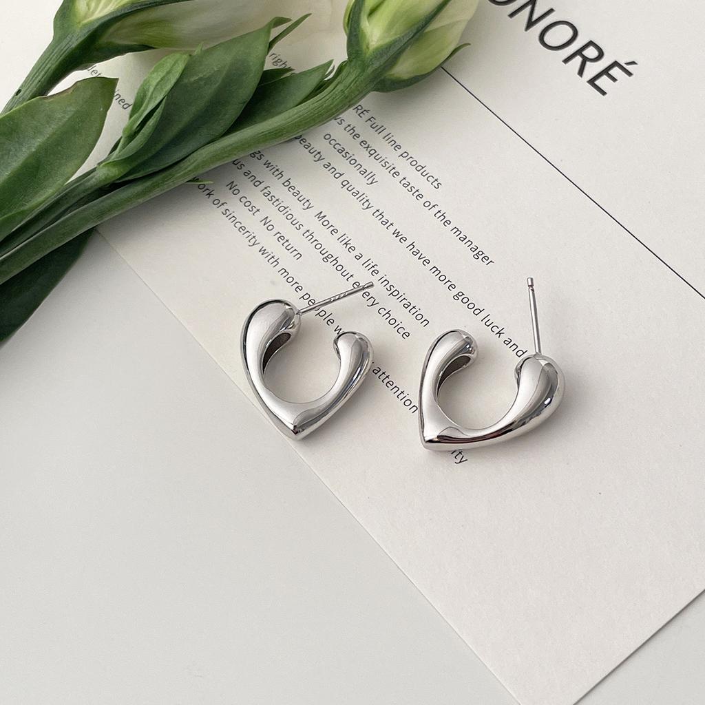 925 Silver Needle Love Stud Earrings Women's Exquisite Niche High-end Earrings Korean Fashion Exquisite Versatile 2025 New