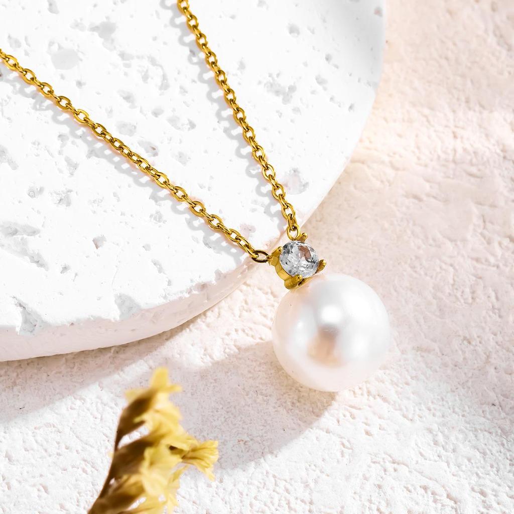 Retro Pearl Pendant Necklace with Four-Claw Design, 2026 Edition, Women's Light Luxury Jewelry