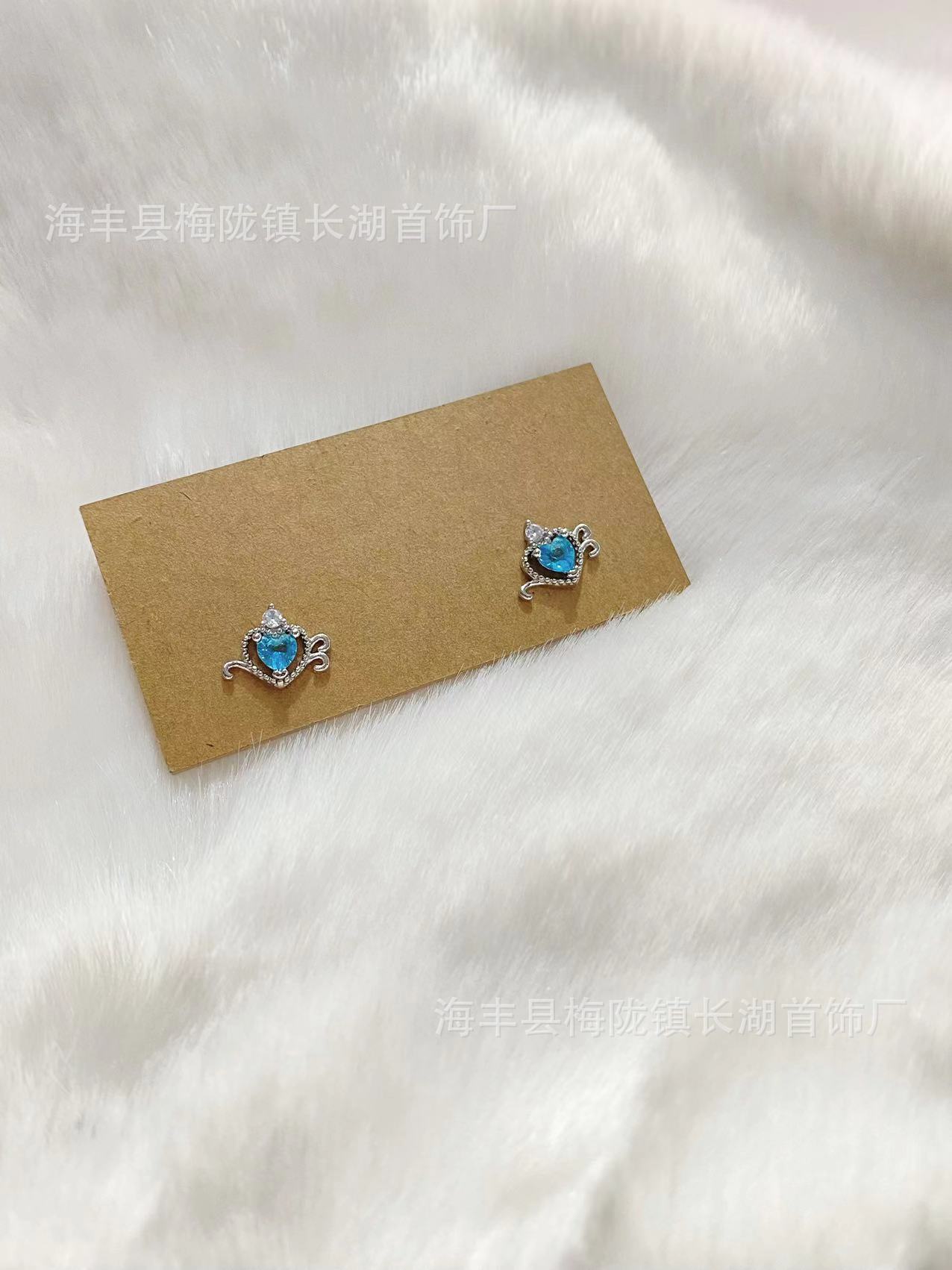 

Elegant light luxury crown zircon screws cochlear nails women s retro simple fashion temperament trend versatile earrings earrings