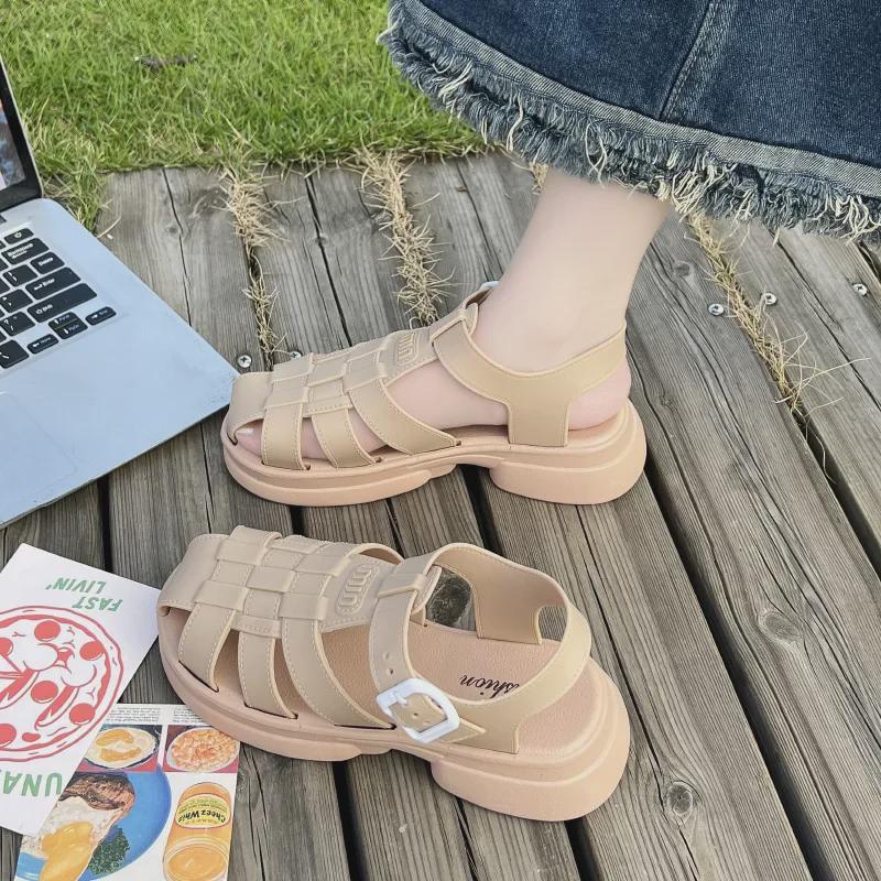 Dámské římské sandály s tlustou podrážkou a uzavřenou špičkou: Módní, všestranné, jednobarevné, protiskluzové, ideální pro venkovní i domácí nošení. Nové letní styly.