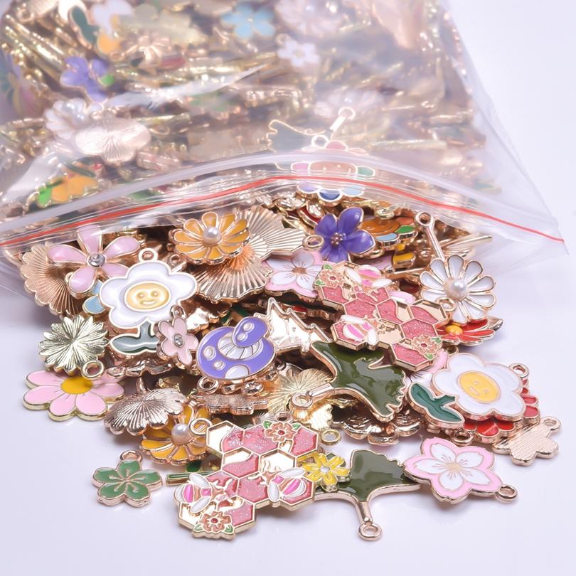 30 stuks/partij Willekeurig Gemengde Emaille Bedels Voor Sieraden Maken Benodigdheden Zon Maan Ster Fruit Dier Bedel Hanger Materialen DIY Oorbellen