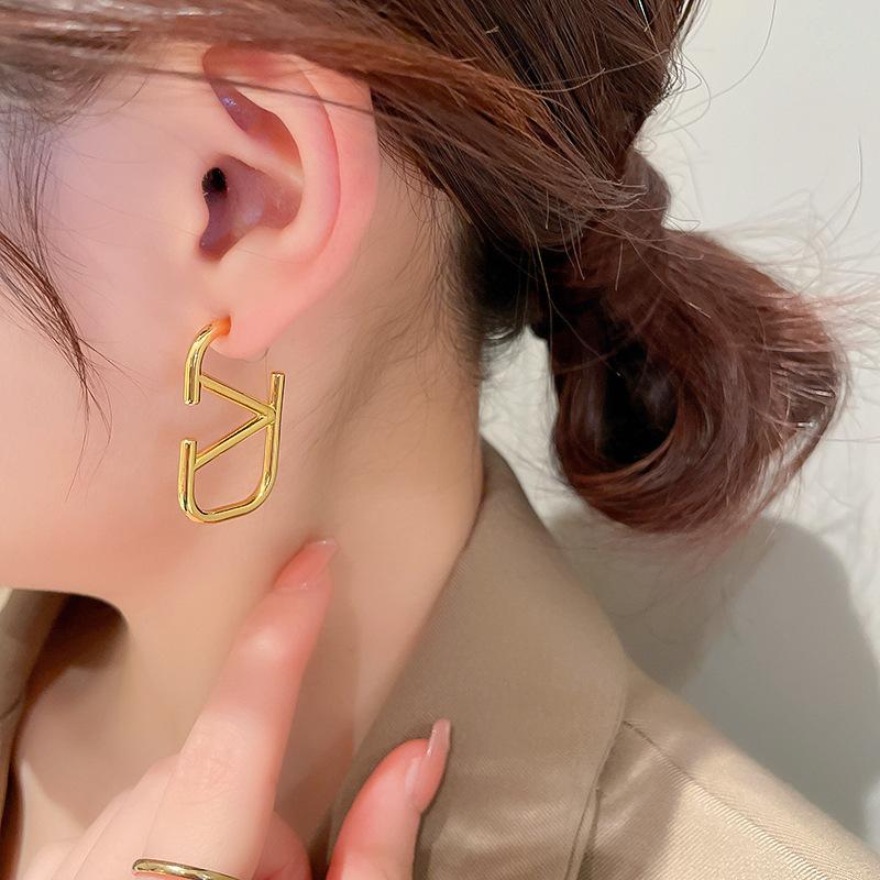 Metal wind love geometric earrings simple and cold wind stud earrings niche temperament versatile earrings