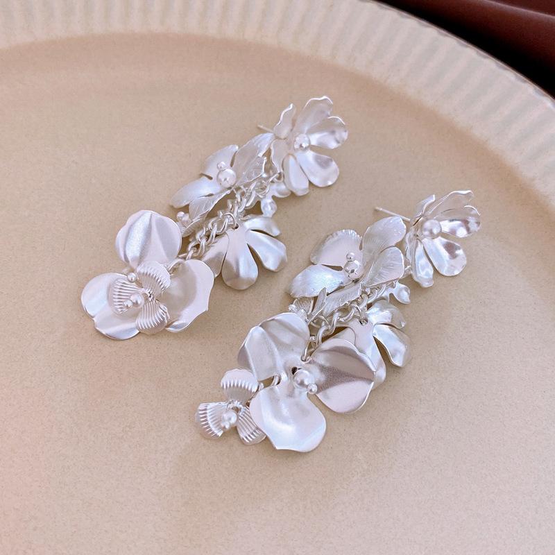 Metallic Flower Petals Fringed Silver Needle Earrings Temperament Atmospheric Earrings