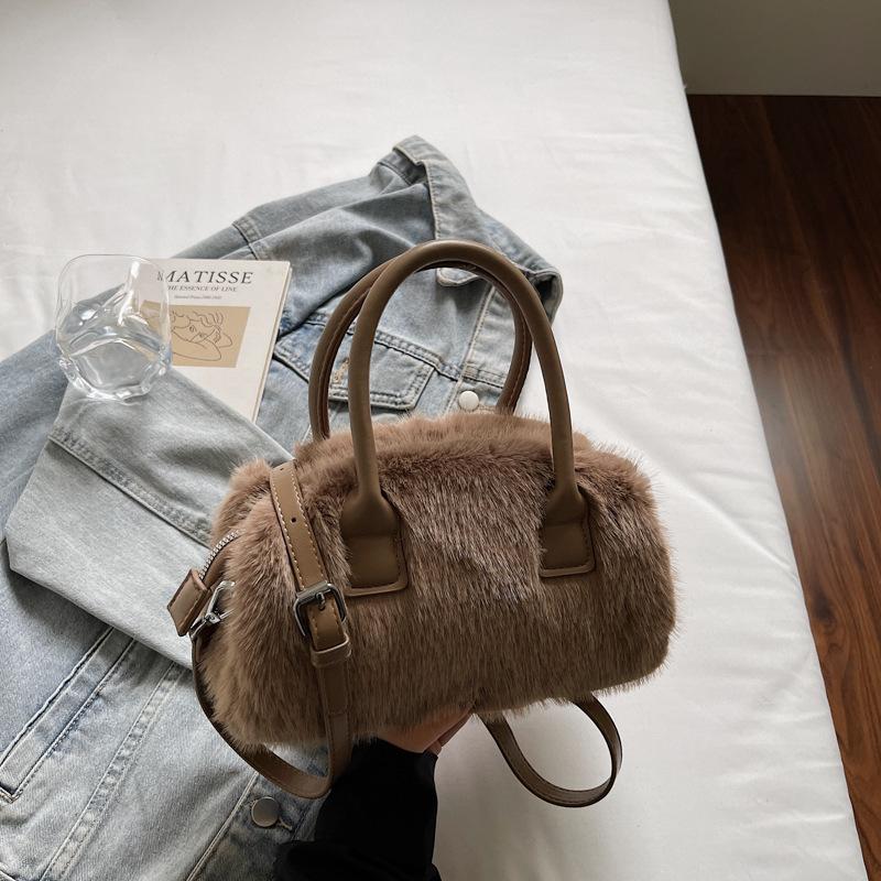 

Simple plush small bag women s 2025 autumn new shoulder armpit bag fashionable foreign Korean Mao Mao handbag темно-коричневого