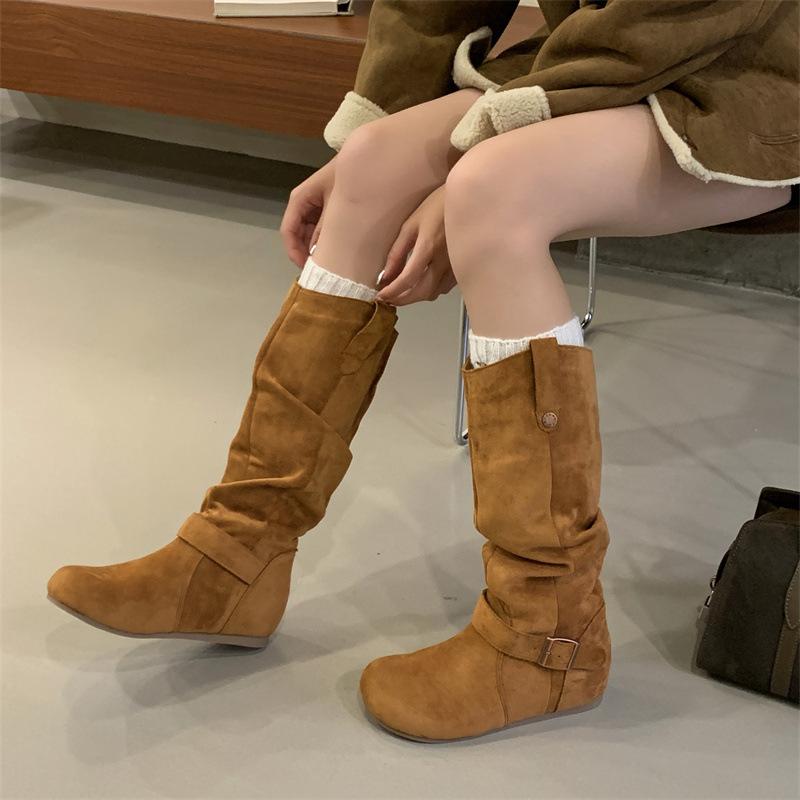 Herbst und Winter 2025 neue flache Innenstiefel Damen Herbst und Winter Retro Gürtelschnalle mattes Wildleder gestapelte hohe Stiefel