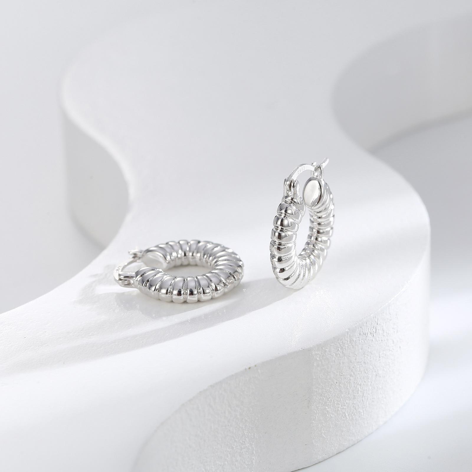 

Холодный, простой, модный, нишевый, микро-инкрустированные застежки для ушей, универсальные темпераментные серьги, высококачественный модный дизайн, серьги-гвоздики, женщины