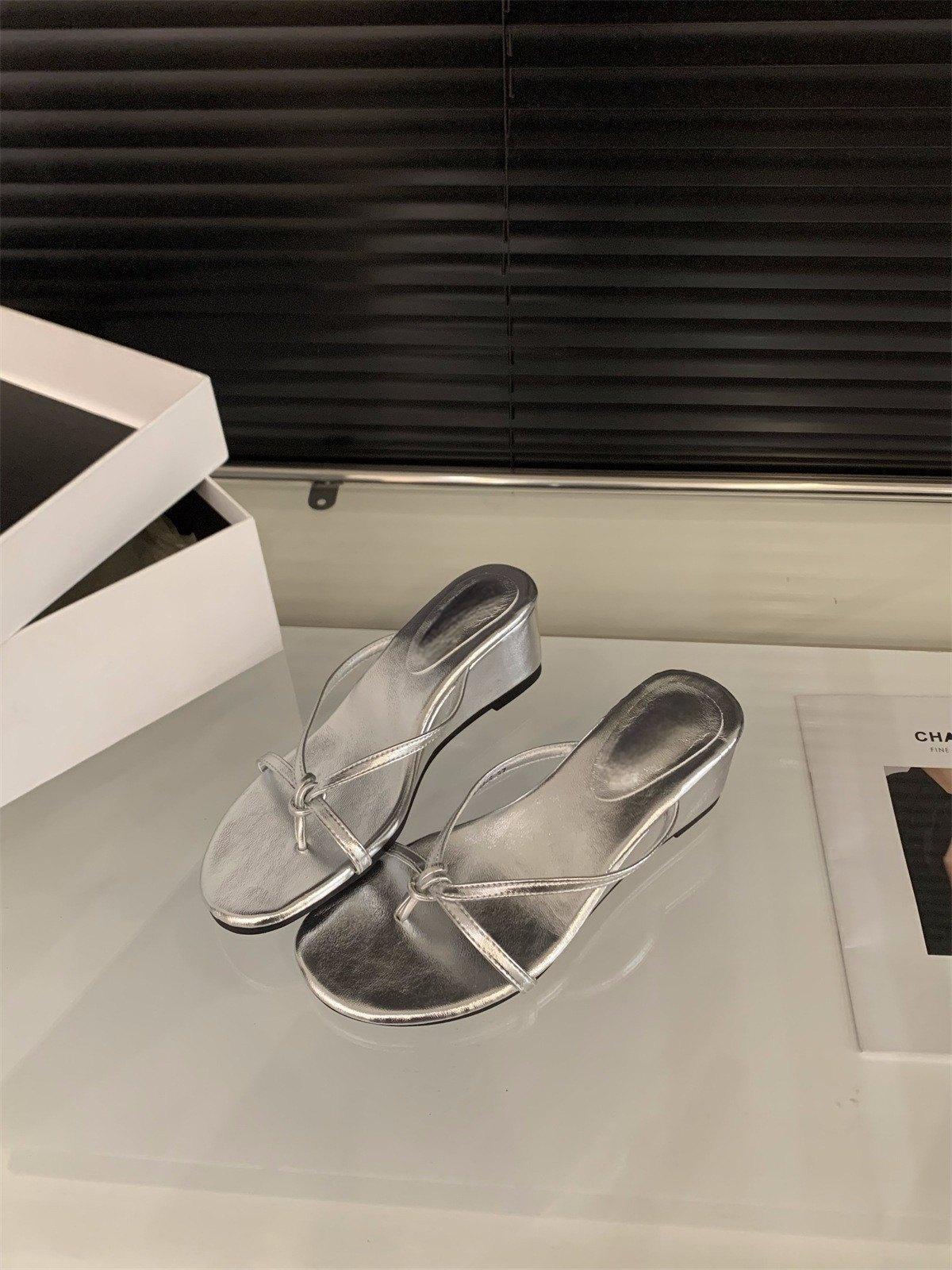 

Серебристые темпераментные шлепанцы-вьетнамки, обувь феи, носить 2025, новые летние сандалии на танкетке, на высоком каблуке 35