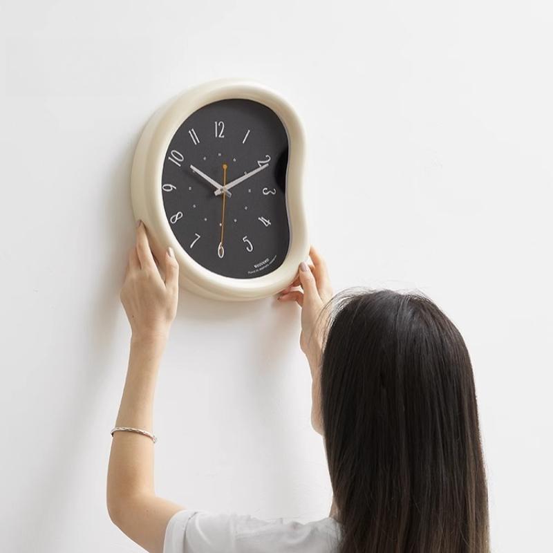 European Aesthetic Clock Wall Modern Art Creative Design Living Room Interior Wall Watch Simple Light Luxury Wanduhr Decor