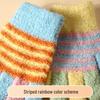 Warme Kinderstrickhandschuhe mit Streifen