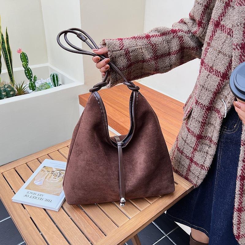 Women's Bags Are Popular Today, with High-capacity Single Shoulder Texture. New Casual Trend Commuter Tote Bag.