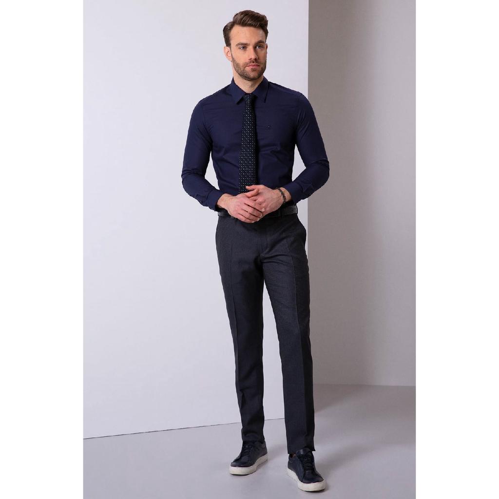 Biała koszula basic o dopasowanym kroju