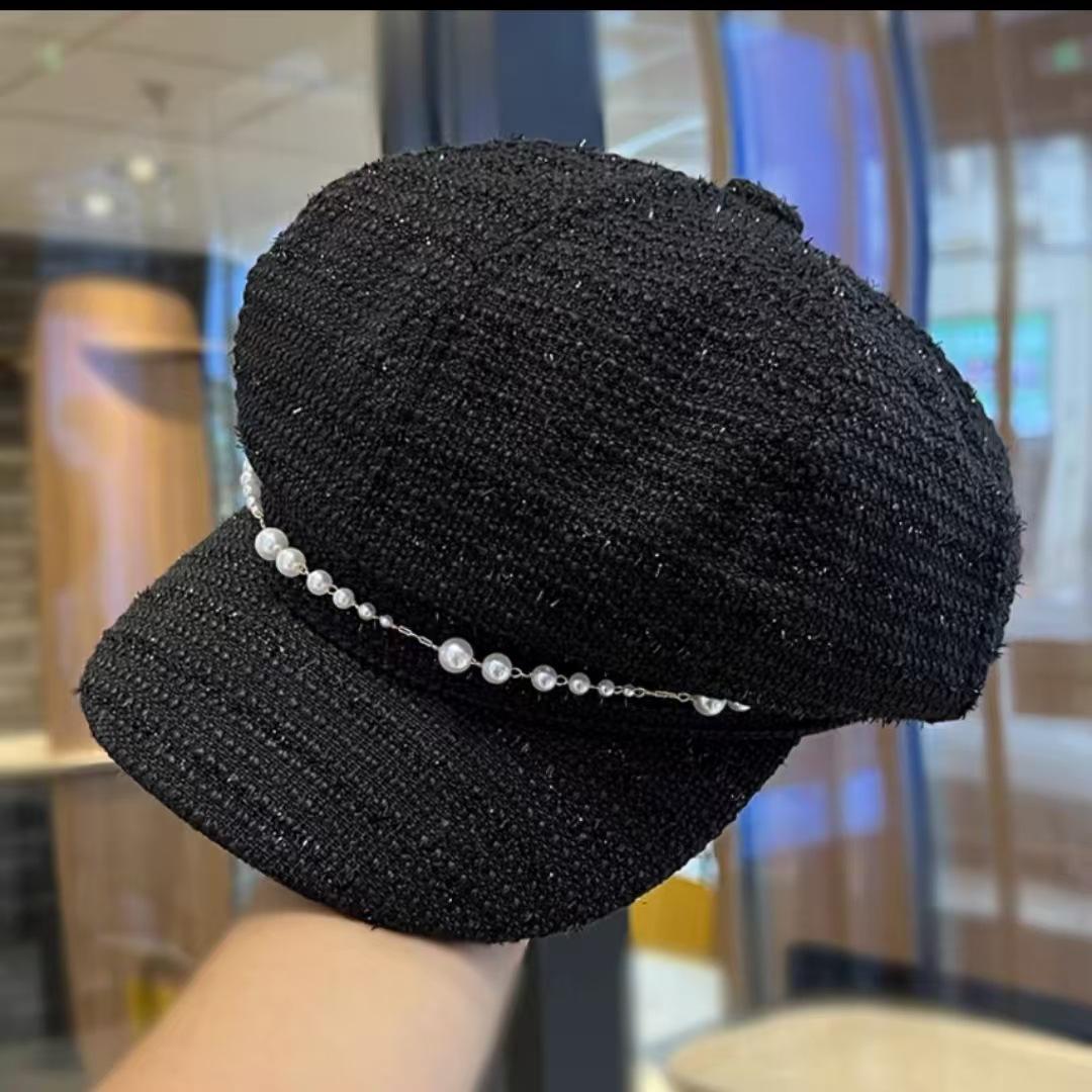 

Новая шляпа для женщин, восьмиугольная шляпа с жемчужной цепочкой в стиле маленького аромата, легкая, роскошная, элегантная, подчеркивающая лицо и демонстрирующая модное лицо шляпы газетчика One Size