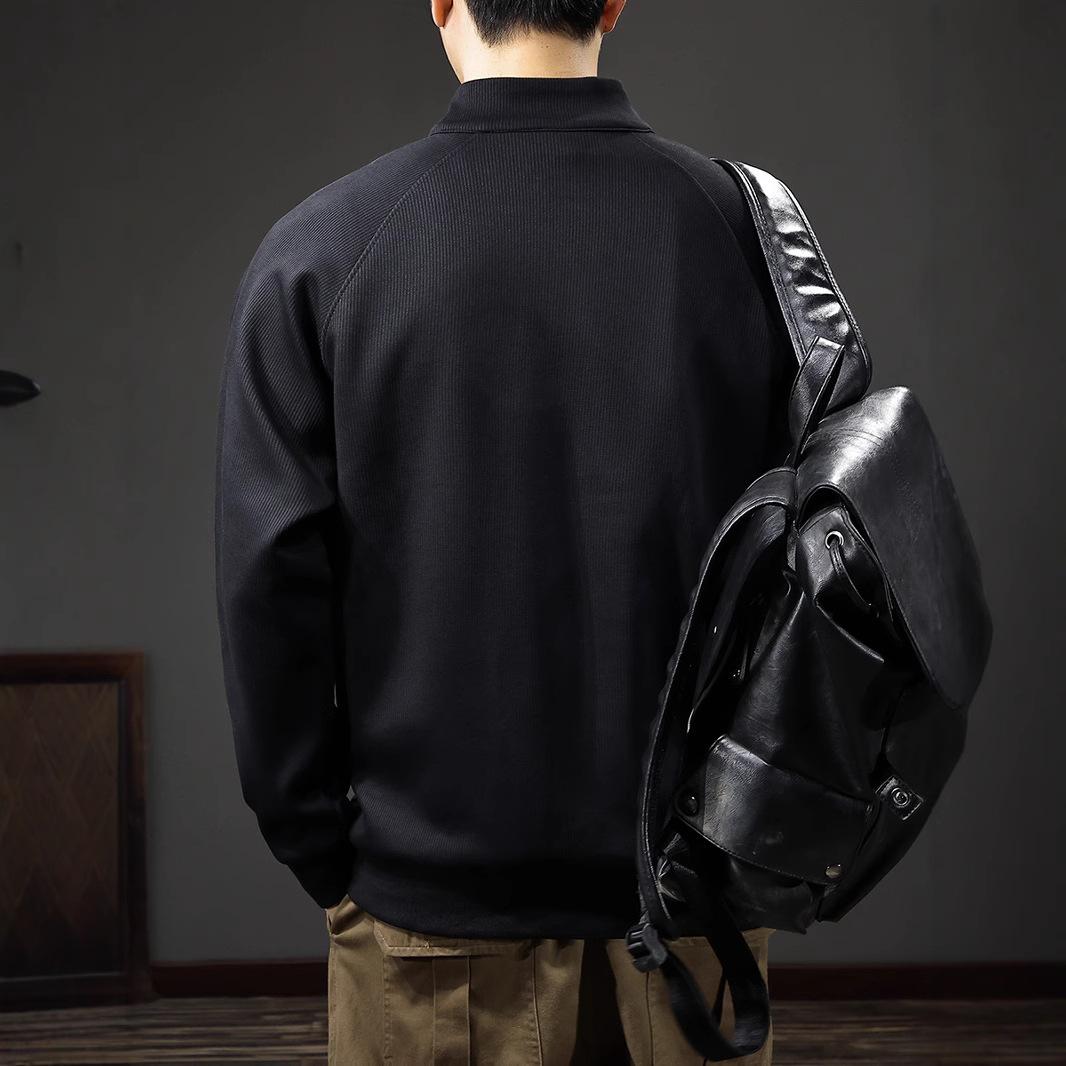 Осенний однотонный мужской свитер с воротником-стойкой — фото 4