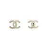 Brincos Clássicos de Metal com Tachas e Pedras Strass em Xadrez com Logo Duplo C Dourado Feminino