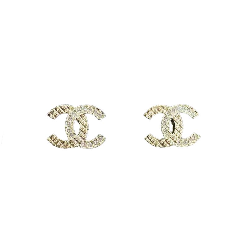 

CHANEL Classic Double C Logo Plaid Rhinestone Metal Stud Earrings Women s Gold золотий