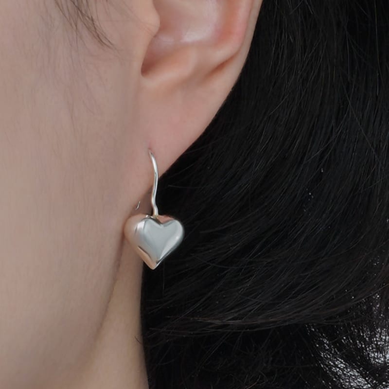 

POSTLUDE [SILVER] PUFFY HEART HOOK EARRINGS single type