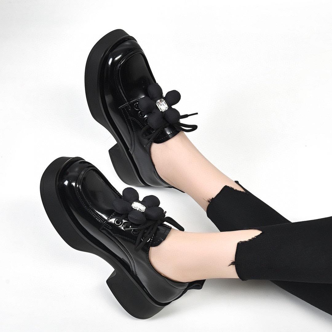 

Круглый носок толстая подошва весна новая шнуровка одинарная обувь коровья лакированная кожа цветок толстый каблук маленькие кожаные туфли 39 чёрный