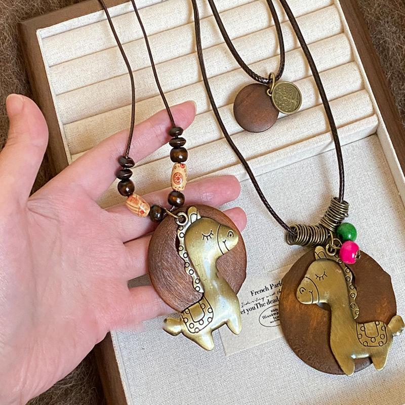 Nowy naszyjnik z drewnianym wisiorkiem w kształcie konika w stylu chińskim, styl etniczny, retro temperament, łańcuszek na sweter na rok urodzenia, lekki luksusowy niszowy łańcuszek na szyję