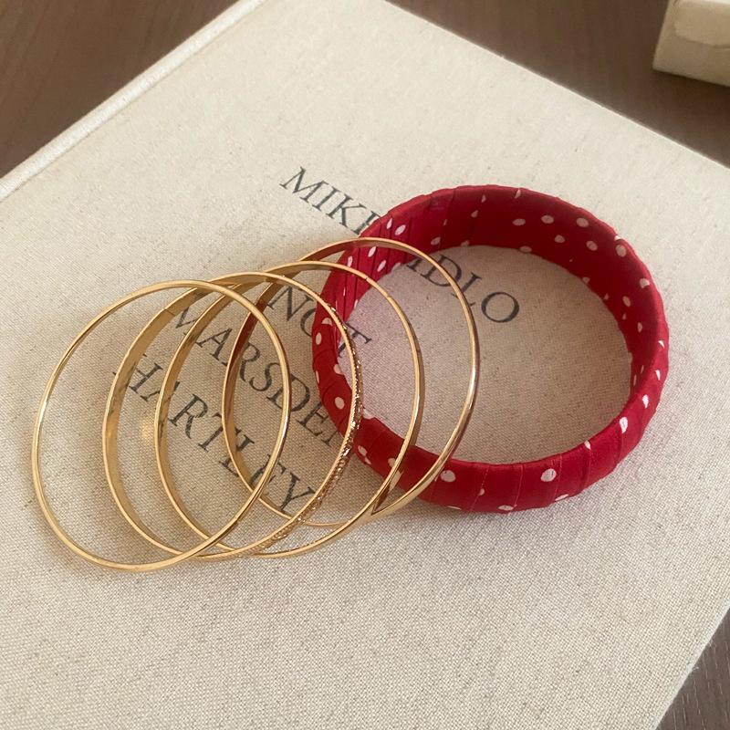 

Металлический браслет в горошек в стиле французского ретро Осень/Зима 2025: Роскошные тканевые украшения