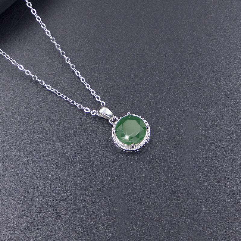 

Комплект из четырех предметов с инкрустированными круглыми зелеными халцедоновыми серьгами, кольцами, браслетами и ожерельями