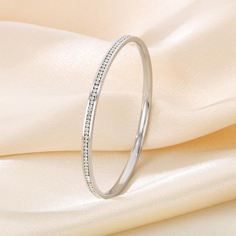 Gypsophila-Inlaid Titanium Steel Ladies Stacking Bracelet