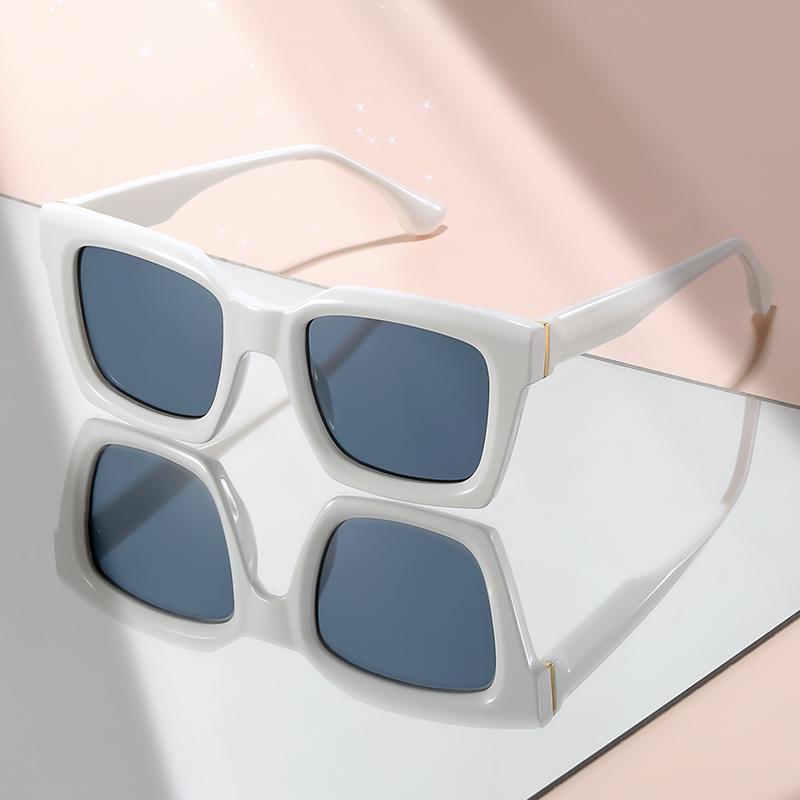 

2025 The new large-framed sunglasses feature a classic and simple style, suitable for daily wear and travel parties белый