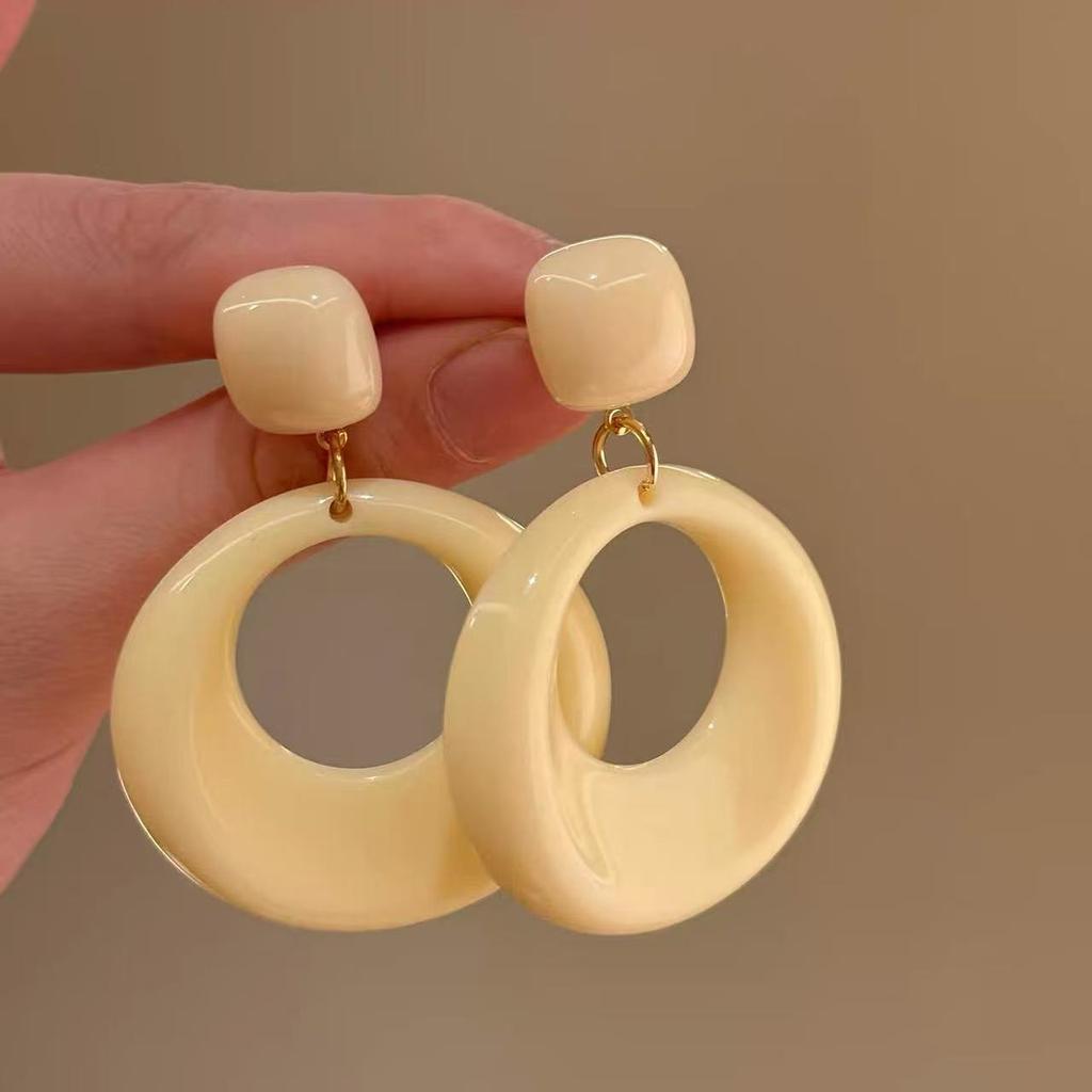 French Retro Silver Needle Round Flat Round Resin Fringed Earrings Light Luxury High-end Earrings Versatile Earrings