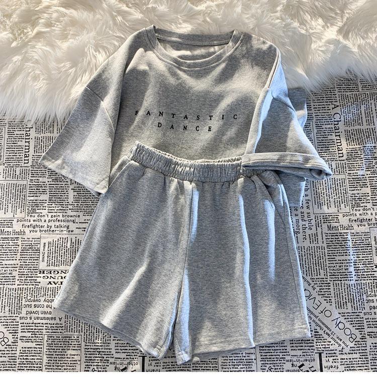 

Женский летний костюм в корейском стиле 2025 года, состоящий из свободных шорт с широкими штанинами и повседневного спортивного комплекта из двух предметов XL серый