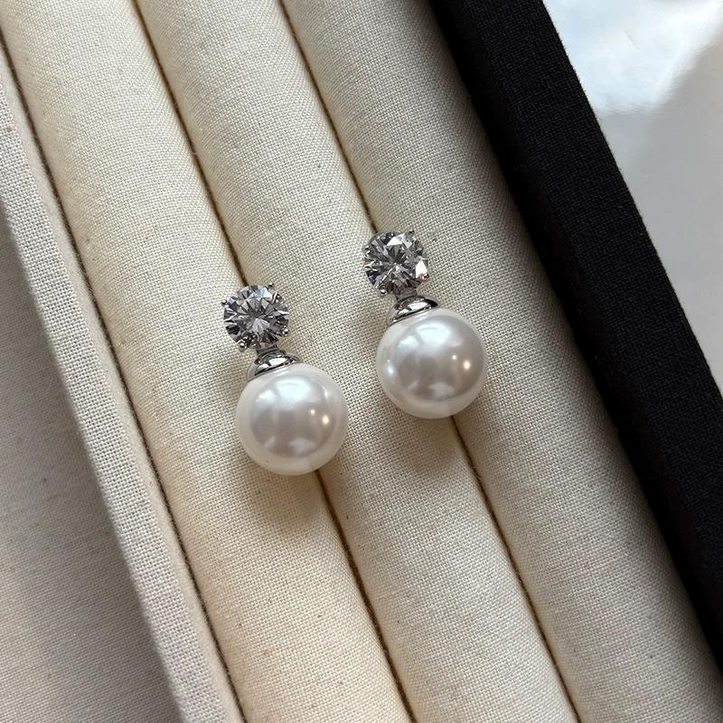 

The whole body is sterling silver flash diamonds, and there are many hemp Tahitian champagne gold four-color stud earrings.
