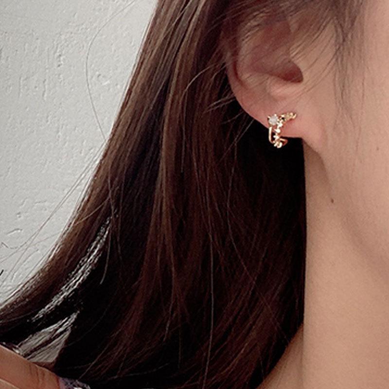 Korean Retro C-Shaped Stud Earrings with Cat's Eye Stone - Trendy, Elegant, and Simple Design for Women