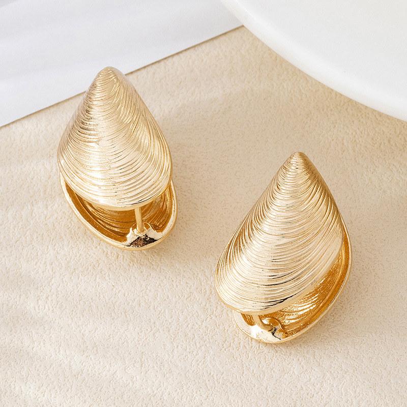 Vintage Metal Shell Stud Earrings for Women Punk Silver Texture Geometric Irregular Ear Buckle Jewelry Party Gift